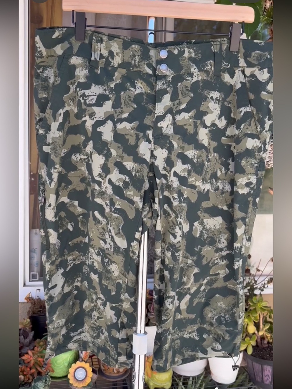 Columbia Omni Shield Camo Capri Pants Button Zip Stretch Size 16 - Picture 3 of 17